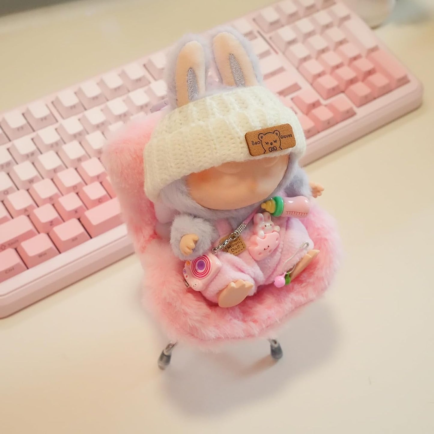 Doll Car Seat for Labubu 17cm with Air Vent Clip and Desktop Stand, Cute and Functional Car Ornament for Blind Box Doll Fans, Collectors (Light Pink)